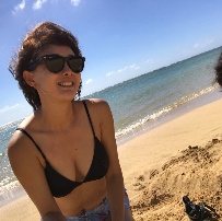 牛莉带女儿海边开心度假 穿性感比基尼大秀身材