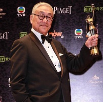 曾江80岁高龄得最佳男配角 后台捧奖杯淡定合影