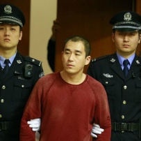 张默被抓后首次露面 因容留他人吸毒被判6个月