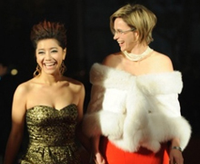 江映蓉与欧莱雅副总裁爱玛走过红毯