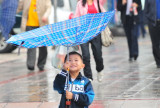 图文：小男孩拿雨伞玩耍