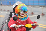 图文：扮成小丑男子在街头骑车载人