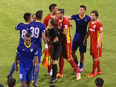 视频-再起冲突！胡斯蒂撞倒艾迪引阿尔滨球员不满