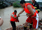 消防队员奋力营救被洪水围困的群众