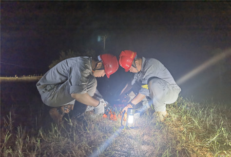 电力员工在进行线路安装。杨小丽摄