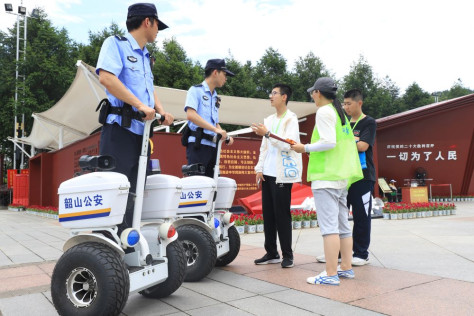 韶山冲派出所服务群众。单位供图