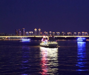乘坐游船看光影 松花江畔夜色美