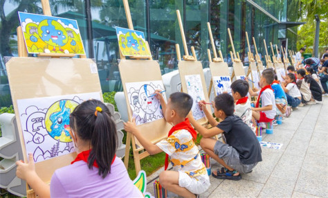 孩子们正在进行节约用水主题的涂色绘画