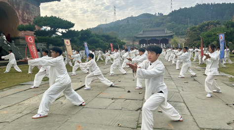 太极爱好者相聚武当山玉虚宫，集体习练九式太极。