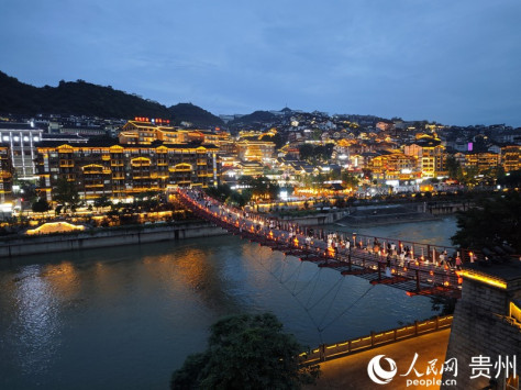 茅台镇夜景。人民网 龙章榆 摄