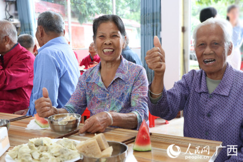 老人们吃上“暖心饭”。人民网记者 朱晓玲摄