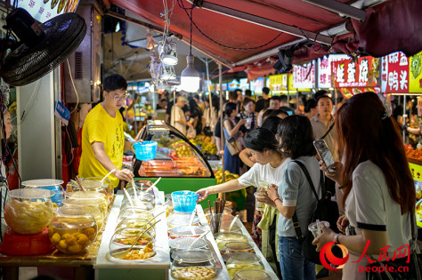 广西酸嘢深受外地游客青睐。人民网 雷琦竣摄