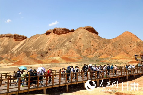游客在张掖七彩丹霞景区参观游览。人民网记者 黄帆摄