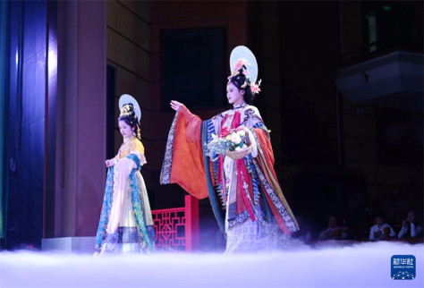 Darsteller zeigen auf der Eröffnungsfeier des siebten Hanfu-Kulturfestivals der Taiwanstraße ihre Kostüme. (Foto vom 1. Juni, Lin Shanchuan/Xinhua)