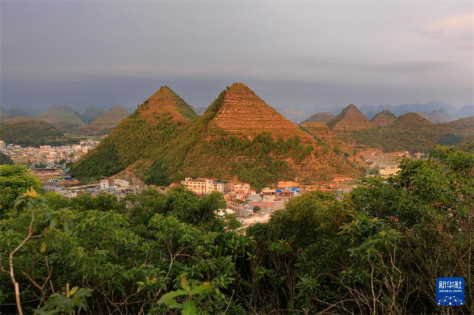 Die pyramidenförmigen Berge im Vorort des Kreises Anlong in der Provinz Guizhou. (Drohnenfoto vom 14. Mai, Liu Xu/Xinhua)
