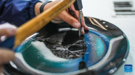Chen Yinfu fertigt ein Kunstwerk der Porzellanschnitzerei an. (Foto vom 8. Mai 2024, Xinhua/Tao Liang)  