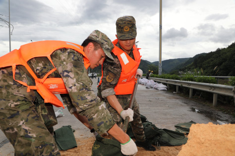 武警广东总队梅州支队官兵紧急加固韩江支流合溪水下段堤坝。武警广东总队供图