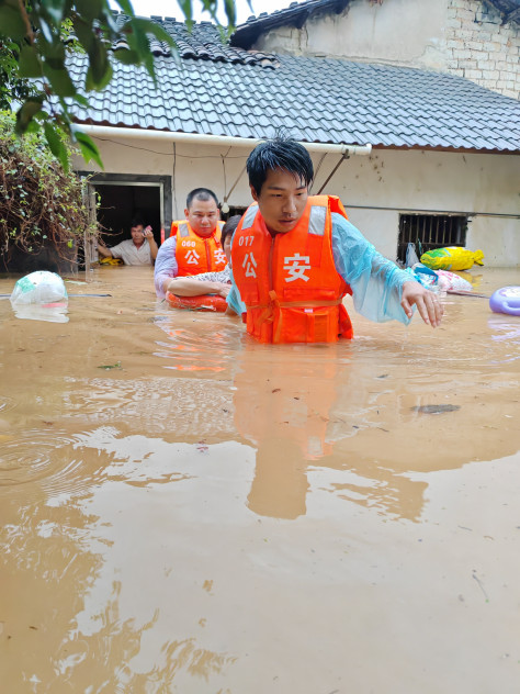 梅州公安民警转移受困群众。梅州市公安局供图