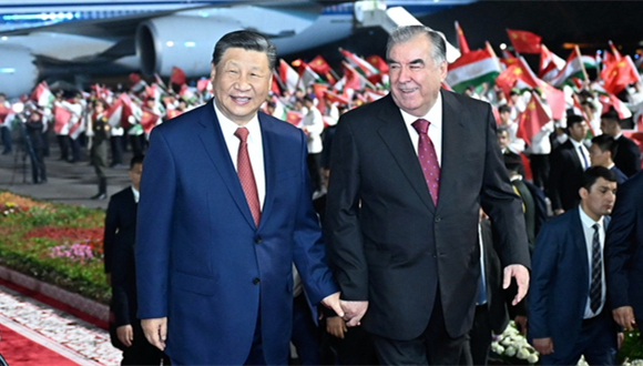 Xi entame une visite d'Etat au Tadjikistan et espère atteindre de nouveaux sommets dans la coopération bilatérale
                    Le président chinois Xi Jinping est arrivé jeudi soir dans la capitale tadjike Douchanbé, entamant sa visite d'Etat au Tadjikistan. Cette visite fait suite à son déplacement à Astana, au Kazakhsta, où il a participé à la 24e réunion du Conseil des chefs d'Etat de l'Organisation de coopération de Shanghai.