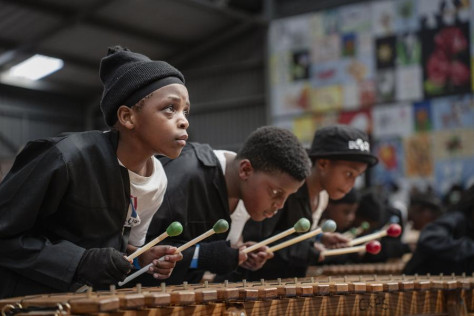 Des participants jouent du marimba lors d