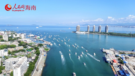 Des yachts naviguent sur la mer à Sanya, dans la province de Hainan (sud de la Chine). (Niu Liangyu / Le Quotidien du Peuple en ligne)