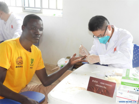 Un membre de la 11e équipe médicale chinoise (à droite) teste un patient pour le paludisme à Lobonok Payam, dans l'Etat d'Equatoria-Central, au Soudan du Sud, le 26 juillet 2024. Cette équipe a offert des services médicaux gratuits dans le centre Yapa de la ville de Lobonok, située à 38km de Juba, la capitale du Soudan du Sud. (Xinhua/Denis Elamu)