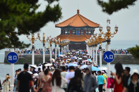 Des touristes sur le site touristique du pont Zhanqiao, à Qingdao, dans la province chinoise du Shandong (est), le 24 juin 2024. (Photo : Wang Haibin)