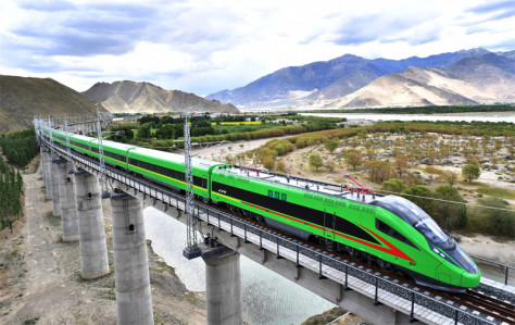 Un train à grande vitesse Fuxing circule sur la ligne ferroviaire Lhassa-Nyingchi lors d