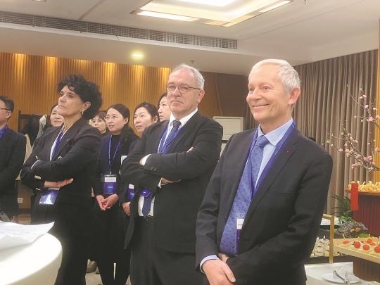 Photo du biologiste et zoologiste français Yvon le Maho (à droite) lors d’un événement à Beijing. (Li Menghan / China Daily)