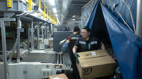Chine : le secteur de la livraison express traite 2,654 milliards de colis pendant la fête des Bateaux-Dragons