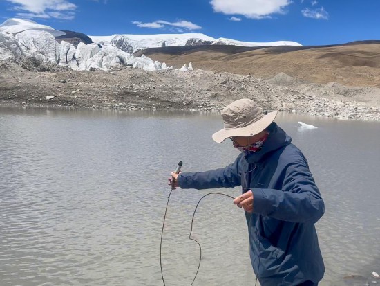 工作人员在措嘉冰川的前缘冰湖收集水位数据（6月23日摄）。新华社记者 邱星翔 摄