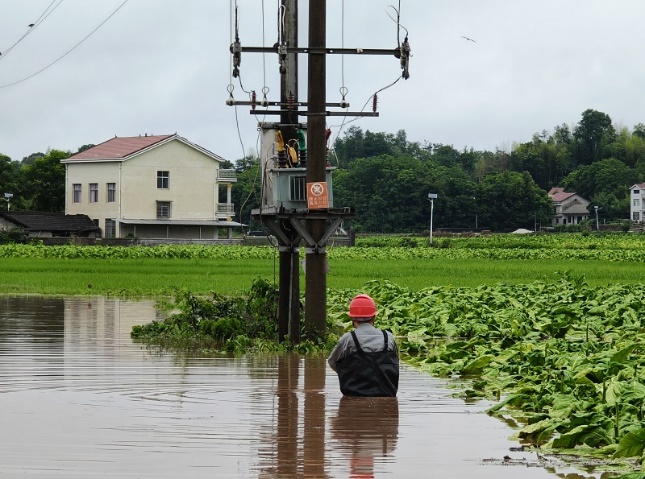 湖南常德桃源县供电公司员工涉水检查10千伏浯三线。受访者供图