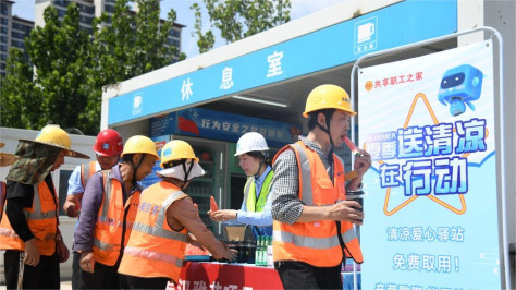Local organizations in Xi'an provide heat prevention supplies to outdoor workers