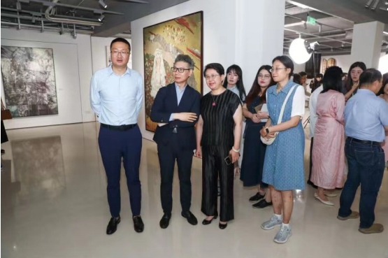 嘉宾现场观展。主办方供图