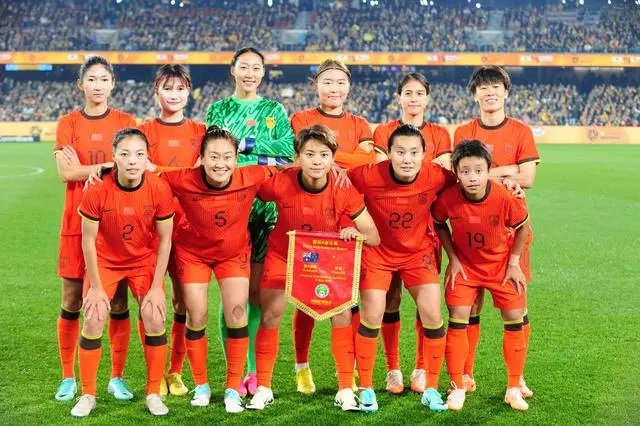 北京时间5月31日，中国女足首发球员在赛前合影。新华社记者 章建华摄