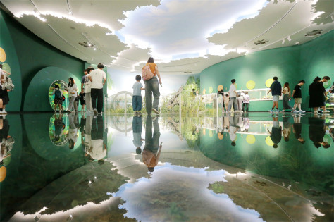 游客在扬州参观中国大运河博物馆。图片来源：视觉中国