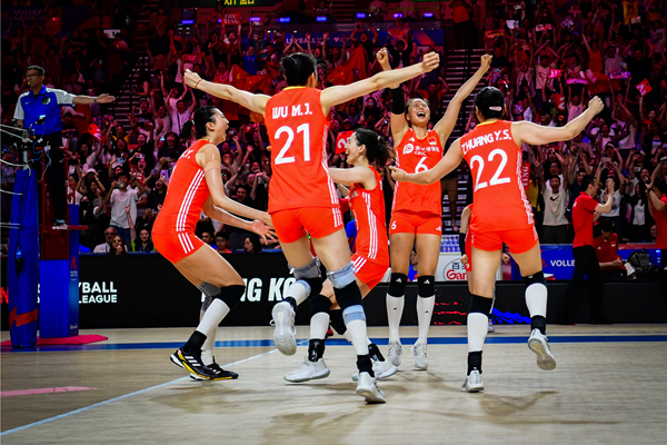 中国队球员庆祝比赛胜利。图片来源:国际排联