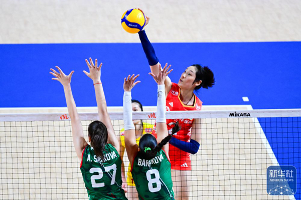 中国队球员朱婷（右）在比赛中进攻。新华社记者 朱炜 摄