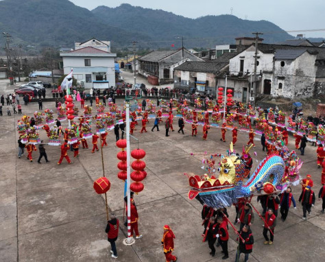 浙江诸暨：舞龙灯 迎大年