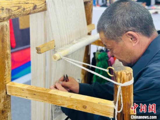 图为国家乡村工匠名师现场编织藏毯。中新网记者 孙睿 摄