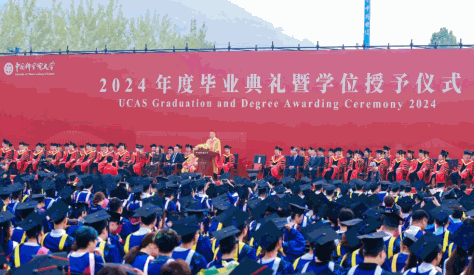 7月6日，国科大2024年度毕业典礼暨学位授予仪式在北京举行，中国科学院副院长、国科大校长周琪院士在毕业典礼上致辞。国科大供图