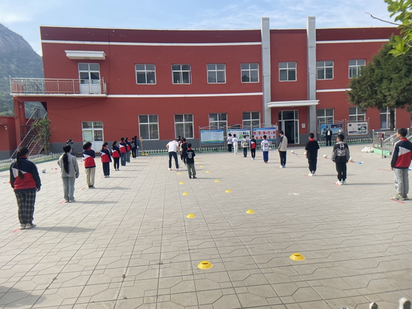 学生们在操场上上体育课。人民网记者 陈琦摄
