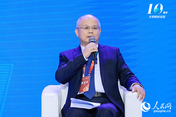 武汉科技大学校长倪红卫出席圆桌论坛并发言。