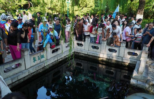 济南：中秋小长假观泉旅游人气旺