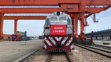 Shanghai fertigt 200 Güterzüge zwischen China und Europa ab
                    Ein China-Europa-Güterzug mit 110 Standardcontainern verlässt am 19. April 2024 den Bahnhof Minhang im ostchinesischen Shanghai. Es war der 200. Güterzug, der seit der Aufnahme des China-Europa-Güterzugdienstes im September 2021 in Shanghai abgefertigt wurde.