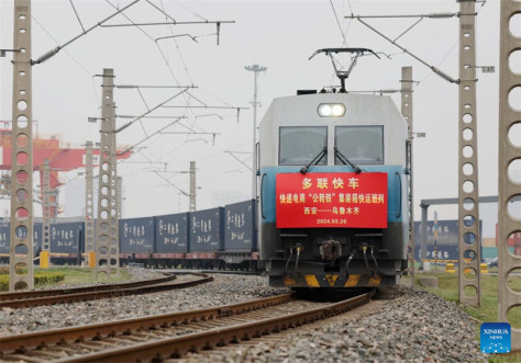 Güterzugdienst für E-Commerce zwischen Xi'an und Urumqi läuft an
                    Der intermodale Expresszug X387 mit Ziel Urumqi in der nordwestchinesischen Uigurischen Autonomen Region Xinjiang verließ Xi'an am Dienstag. Damit wurde der reguläre Güterzugverkehr für E-Commerce-Güter zwischen den beiden Städten offiziell aufgenommen. 