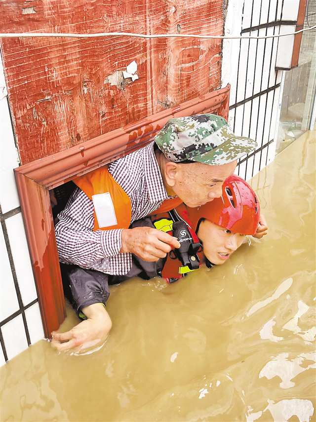 7月11日，长寿区云台镇，救援人员正在救援被困群众。通讯员 李辉 廖涛 张豪洋 摄/视觉重庆