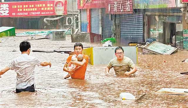 7月11日，忠县三汇镇，当地政府组织群众转移。（忠县县委宣传部供图）