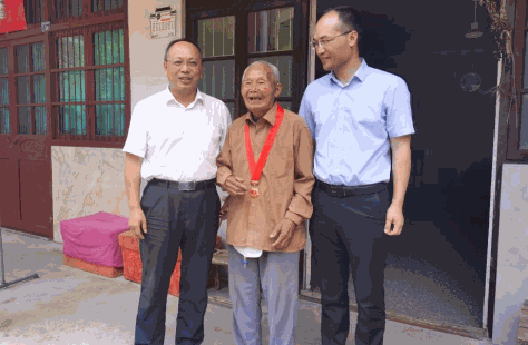 徐利民（左一）在浙江省金华市浦江县基层慰问老党员。