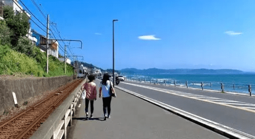 中国公民在日本游玩被海浪卷走 现已平安脱